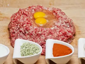 Câtă sare se pune la carnea tocată pentru chiftele?