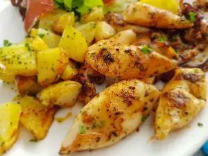 Calamari la placă de copt, cu sos de ulei de măsline