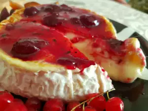 Camembert la tigaie, cu unt și dulceață de vișine