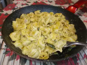 Cappelletti cu șuncă și sos pesto