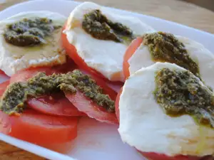 Salată Caprese cu pesto alla genovese
