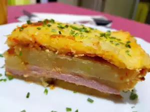 Caserolă de cartofi cu salam Servelat