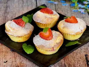 Keto cupcakes cu nucă de cocos și căpșuni