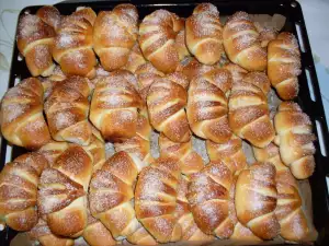 Cornuri de casă cu marmeladă de măceșe