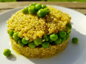 Salată de quinoa și mazăre cu pesto de migdale