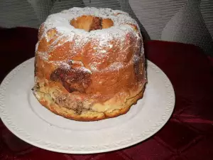 Cozonac bicolor copt în formă de tort