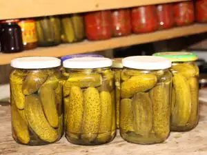 Cât timp se sterilizează borcanele cu castraveți murați?