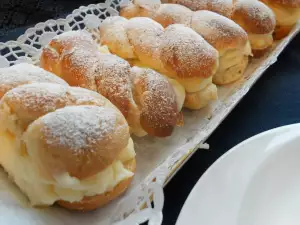 Cornuri pufoase cu cremă