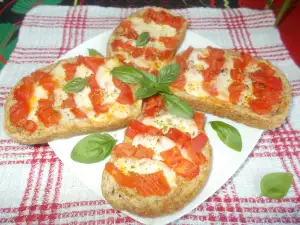 Crostini cu roșii și mozzarella