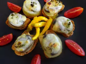 Crostini picante cu brânză Emmental și ciuperci