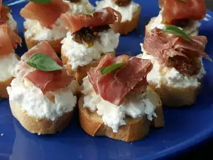 Crostini cu brânză de capră, smochine și prosciutto