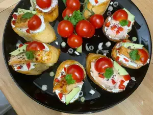 Crostini cu crema de brânză, somon și roșii cherry