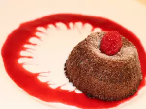 Lava cake cu sos de zmeură