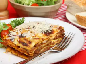 Lasagna cu carne tocată și sos Bechamel