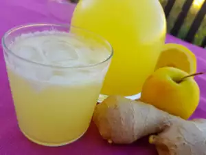 Apă aromată de lămâie, măr, ghimbir și țelină