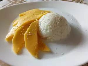 Orez lipicios cu mango (Mango sticky rice)