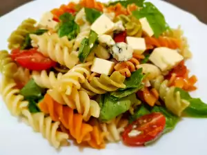 Salată de paste tricolore