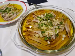 Hamsie marinată în stil mediteraneean