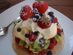 Melba cu fructe, pe un biscuite crocant