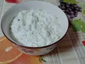 Salata de iaurt cu dovlecei și mărar