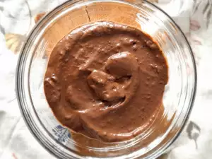 Mousse de avocado cu bucăți de ciocolată