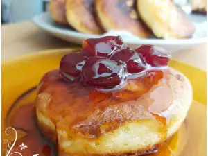 Mini clătite dolofane cu dulceață de vișine
