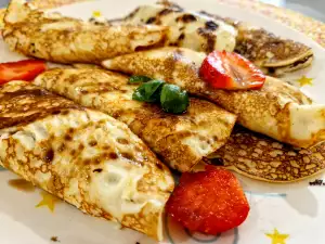 Clătite cu smântână, căpșuni și caramel