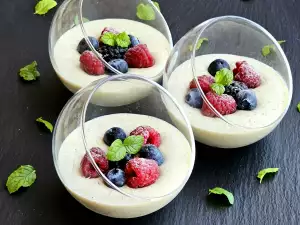 Panna cotta cu fructe de pădure