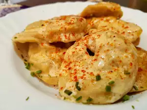 Pelmeni prăjiți cu unt și sos de smântână