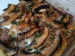 Cotlete de porc cu ciuperci și brânză topită în vas de yena
