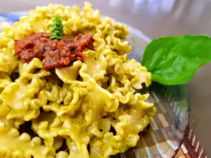 Paste cu sos pesto și roșii uscate