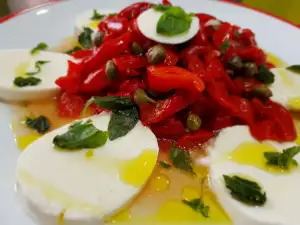 Salată cu ardei copți, mozzarella și capere