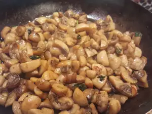 Ciuperci Champignion în unt, la tigaie