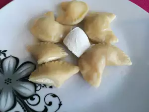 Pelmeni cu umplutură de brânză și ouă