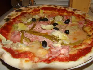 Pizza cu anghinare, ton și șuncă