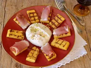 Mămăligă friptă cu burrata și prosciutto