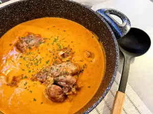 Pulpe de curcan în sos de legume, cu vin și migdale