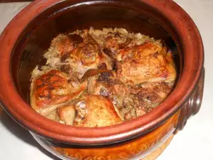 Carne de curcan cu varză, în vas de lut