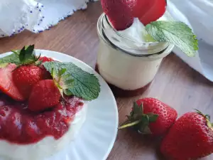 Panna cotta ușoară cu căpșuni