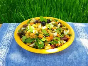 Salată de ouă cu quinoa și baby spanac