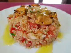 Salată mediteraneană cu scoici, măsline și quinoa