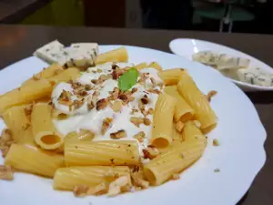 Rigatoni Roquefort cu nuci