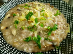 Risotto ușor cu două tipuri de ciuperci