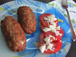 Rulouri din carne tocată cu brânză topită și castraveți murați