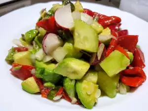 Salată cu avocado, castraveți și ardei copt