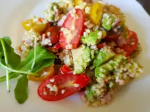 Salată cu bulgur și avocado