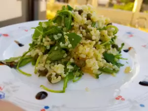 Salată proaspătă de bulgur, rucola și capere