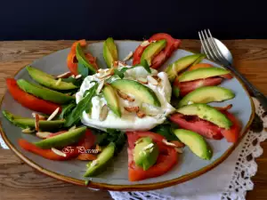 Salată cu brânză Burrata și avocado