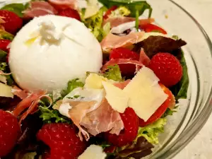 Salată italiană cu burrata și zmeură