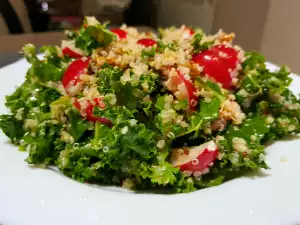 Salată cu varză kale și quinoa